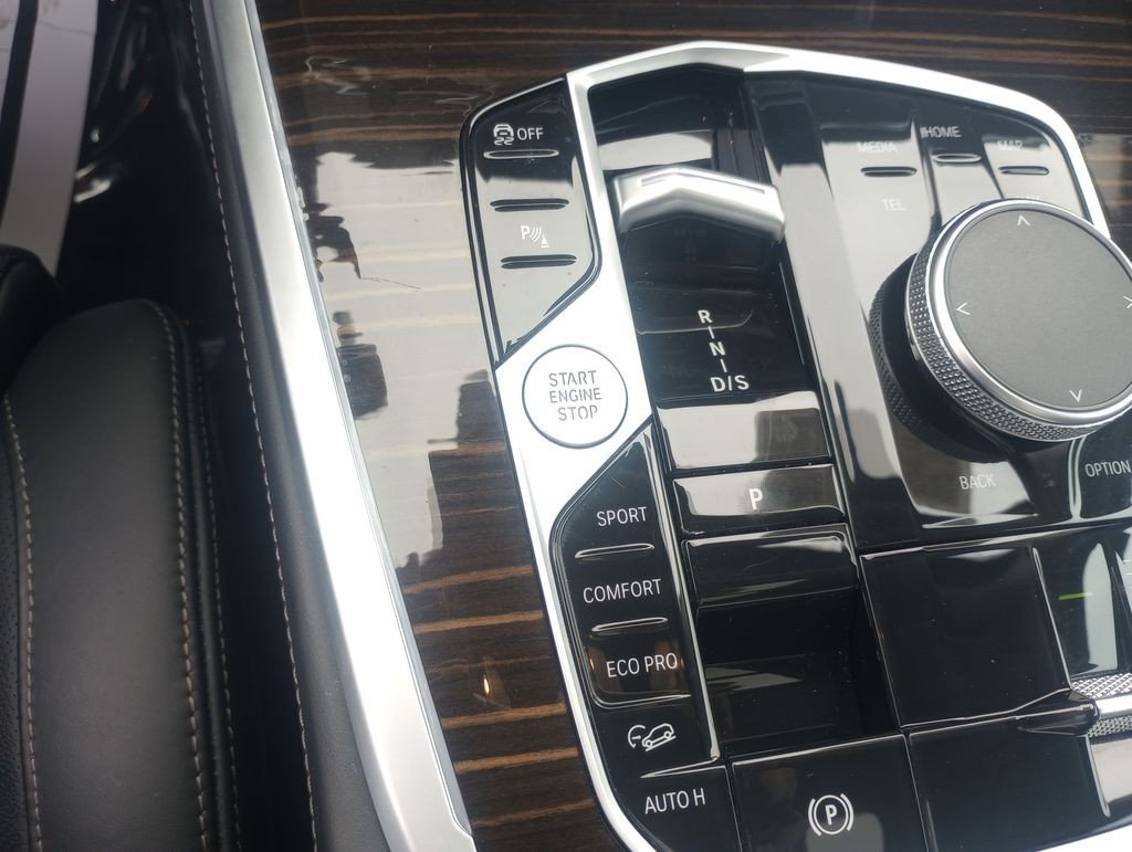 BMW X7 Vehicle Full-screen Gallery Image 38
