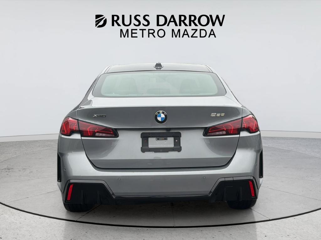 BMW 2 Series Vehicle Full-screen Gallery Image 04