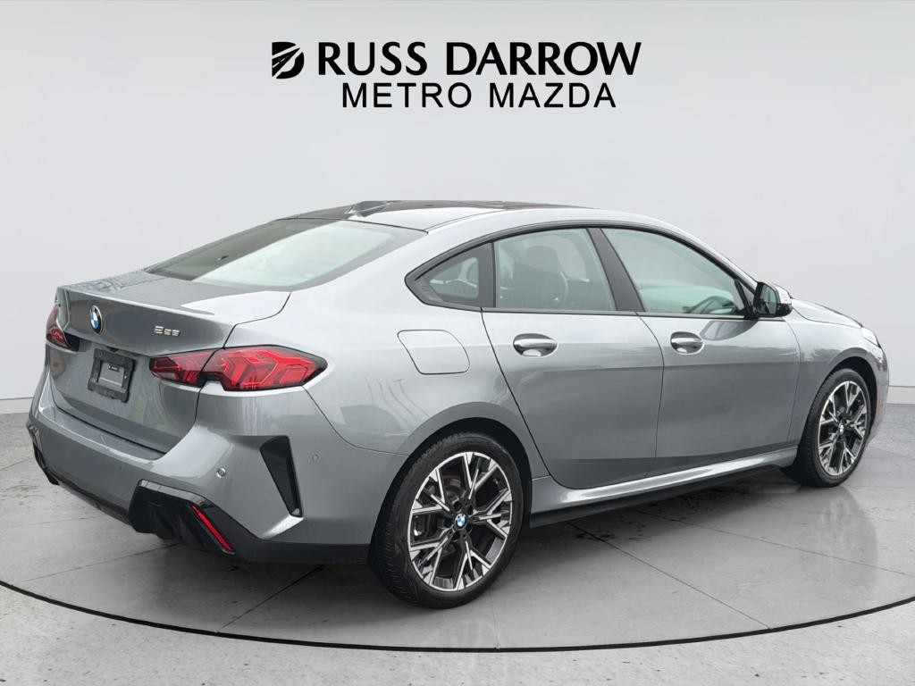 BMW 2 Series Vehicle Full-screen Gallery Image 05