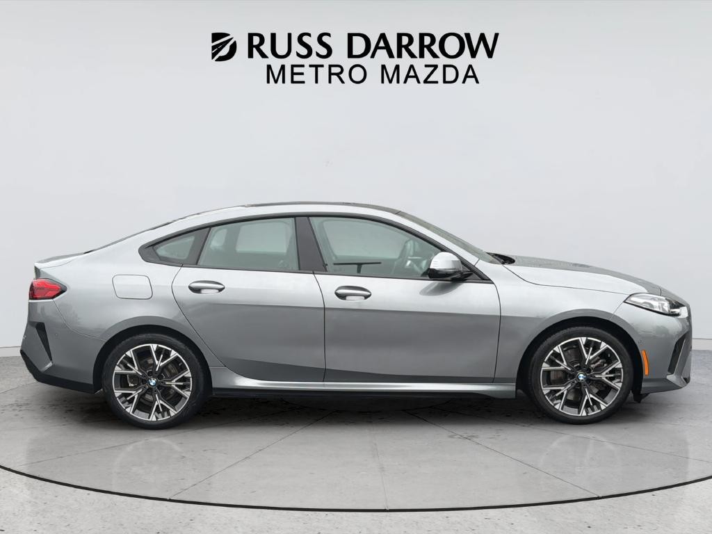 BMW 2 Series Vehicle Full-screen Gallery Image 06
