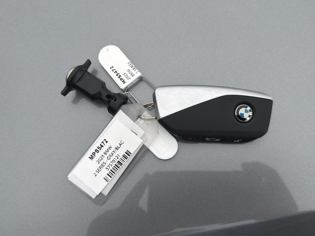 BMW 2 Series Vehicle Full-screen Gallery Image 09