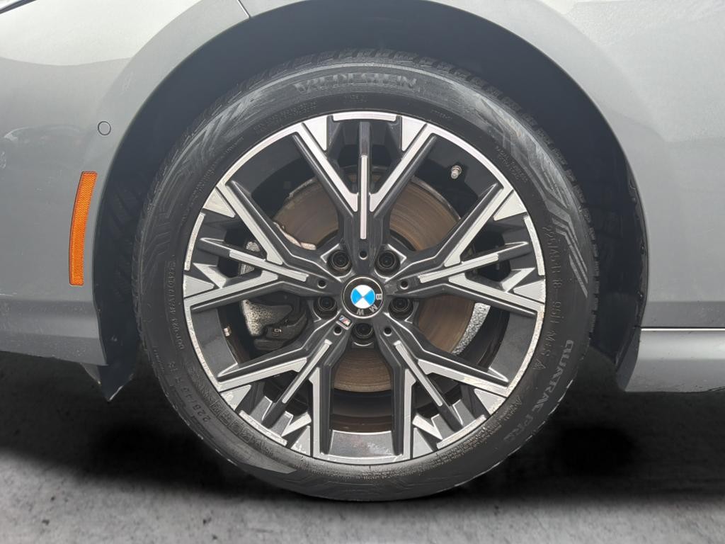 BMW 2 Series Vehicle Full-screen Gallery Image 10