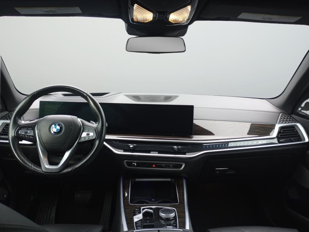 BMW X5 Vehicle Full-screen Gallery Image 09