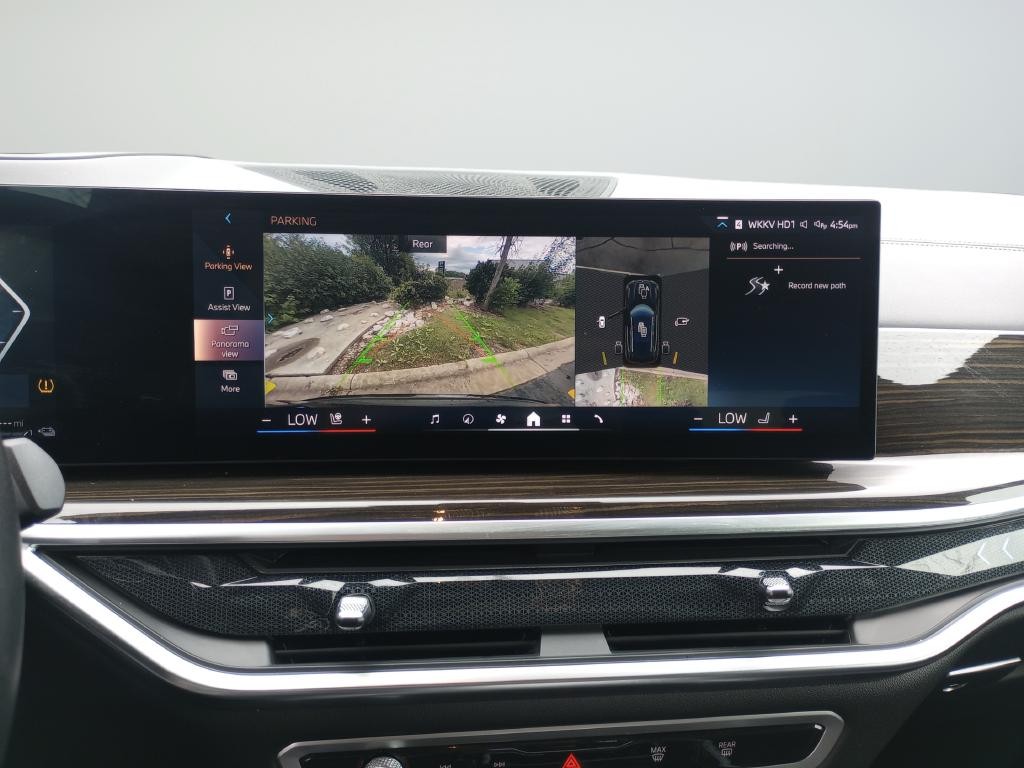 BMW X5 Vehicle Full-screen Gallery Image 14