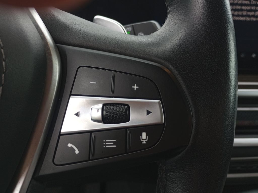 BMW X5 Vehicle Full-screen Gallery Image 16