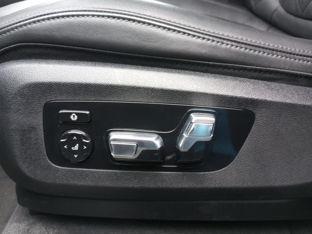 BMW X5 Vehicle Full-screen Gallery Image 17