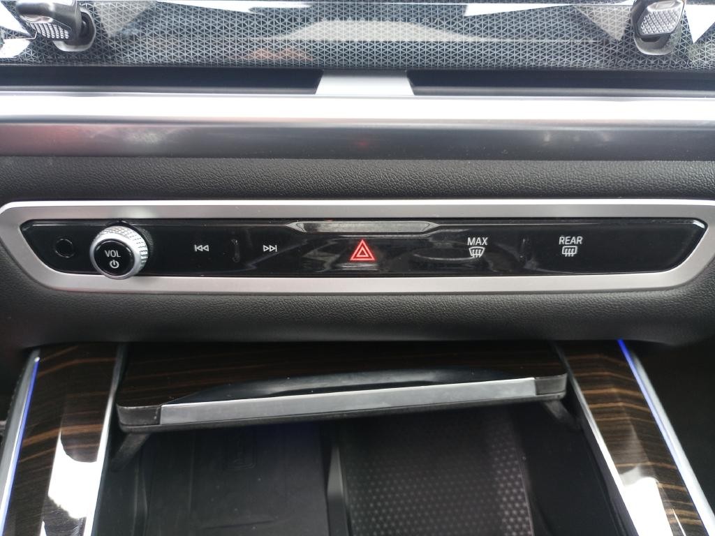 BMW X5 Vehicle Full-screen Gallery Image 20