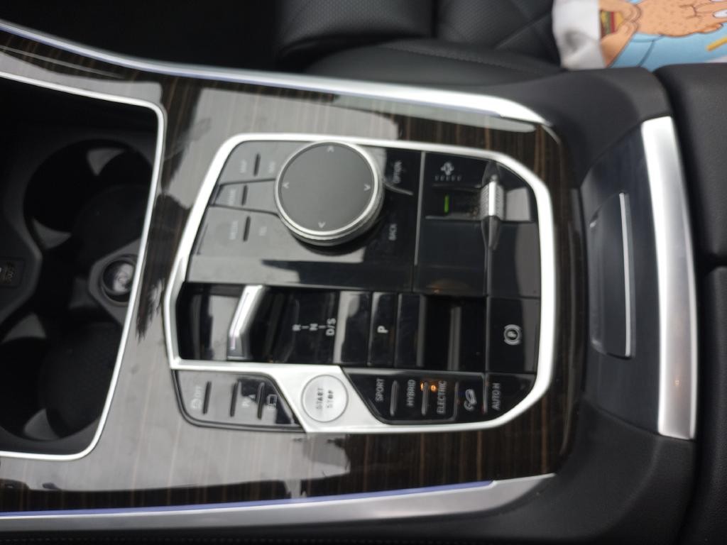 BMW X5 Vehicle Full-screen Gallery Image 21