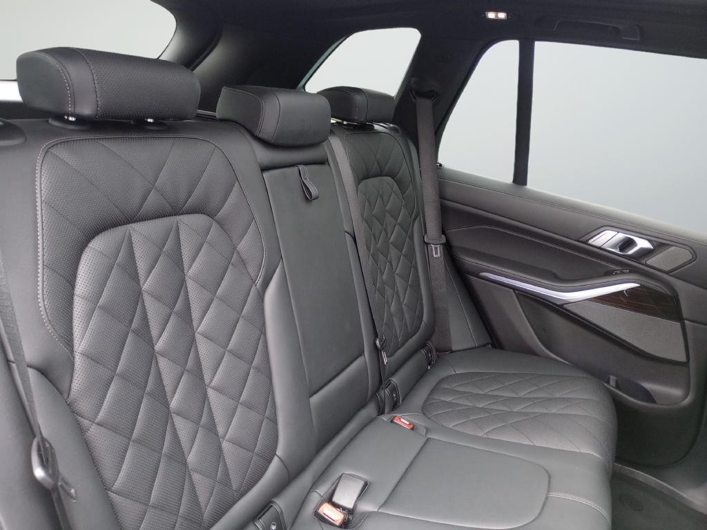 BMW X5 Vehicle Full-screen Gallery Image 24