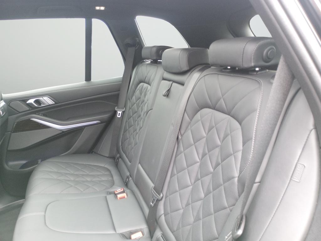 BMW X5 Vehicle Full-screen Gallery Image 26