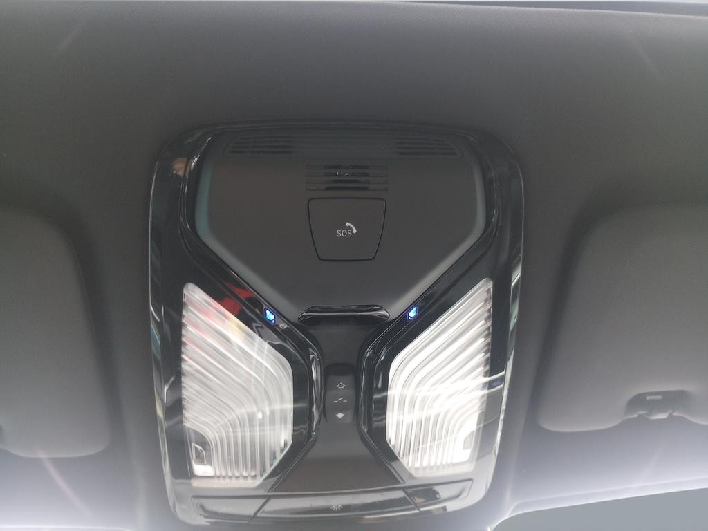 BMW X5 Vehicle Full-screen Gallery Image 35