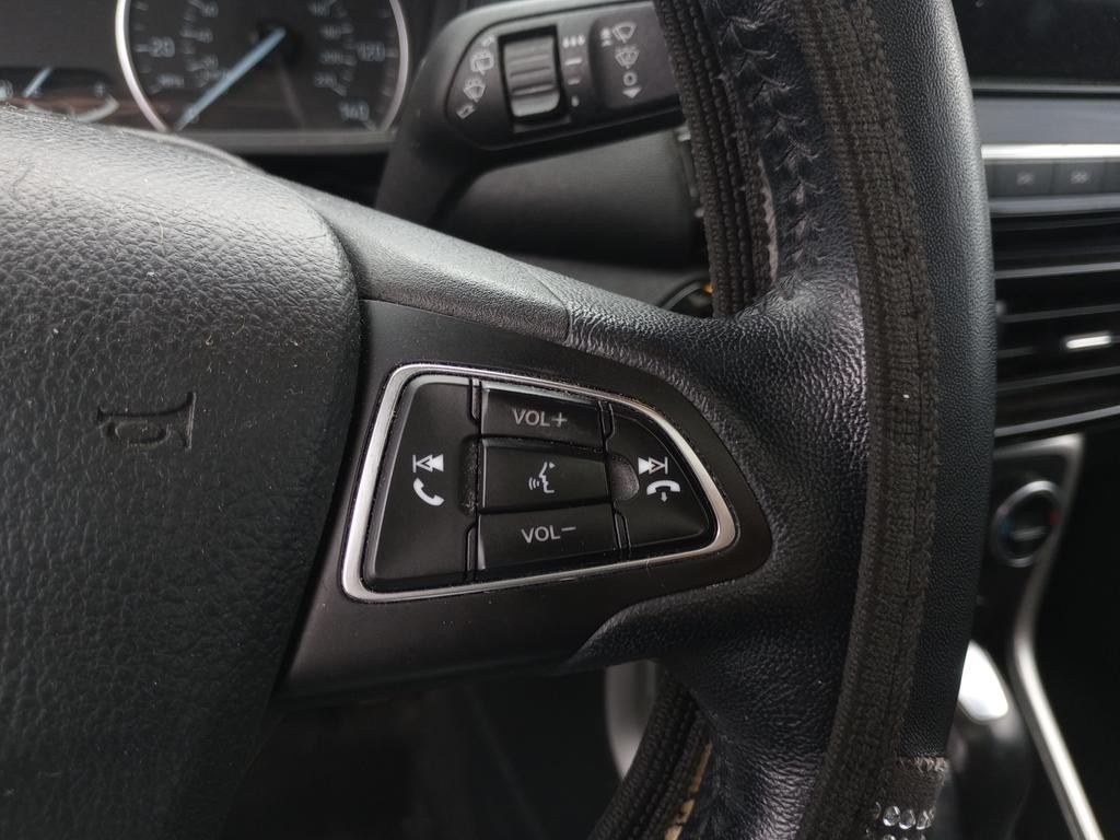 Ford EcoSport Vehicle Full-screen Gallery Image 17