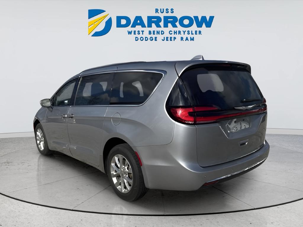 Chrysler Pacifica Vehicle Full-screen Gallery Image 03