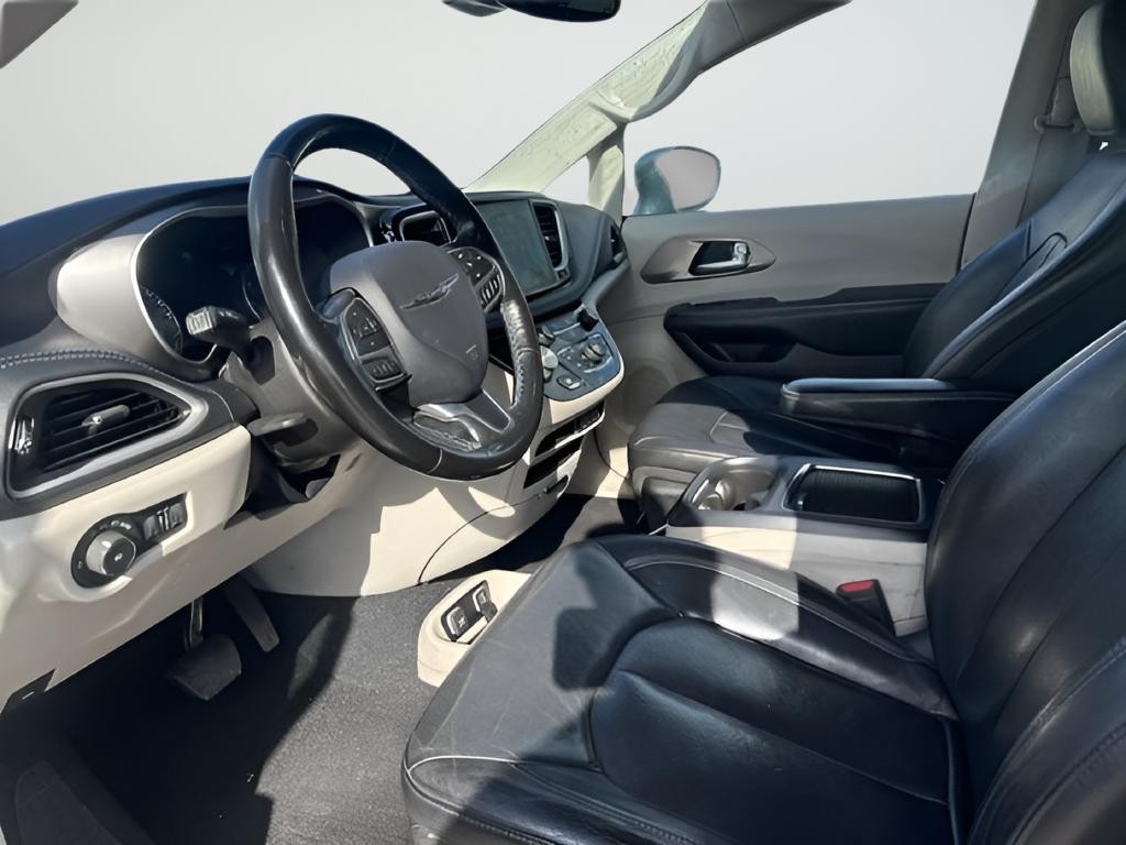 Chrysler Pacifica Vehicle Full-screen Gallery Image 09