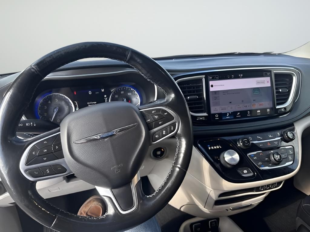 Chrysler Pacifica Vehicle Full-screen Gallery Image 11