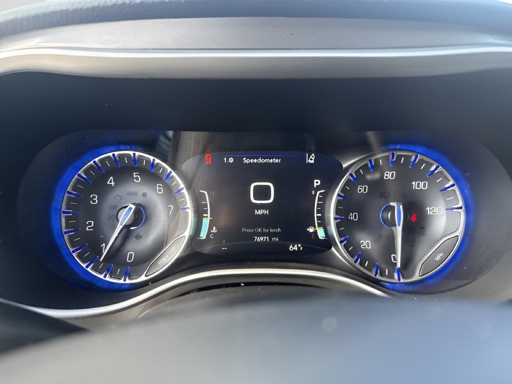 Chrysler Pacifica Vehicle Full-screen Gallery Image 12