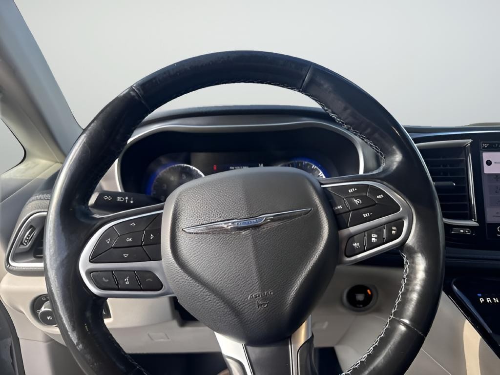 Chrysler Pacifica Vehicle Full-screen Gallery Image 13