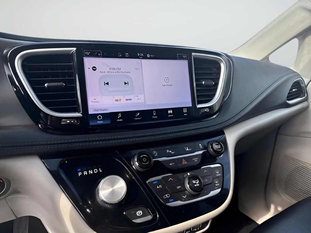 Chrysler Pacifica Vehicle Full-screen Gallery Image 14