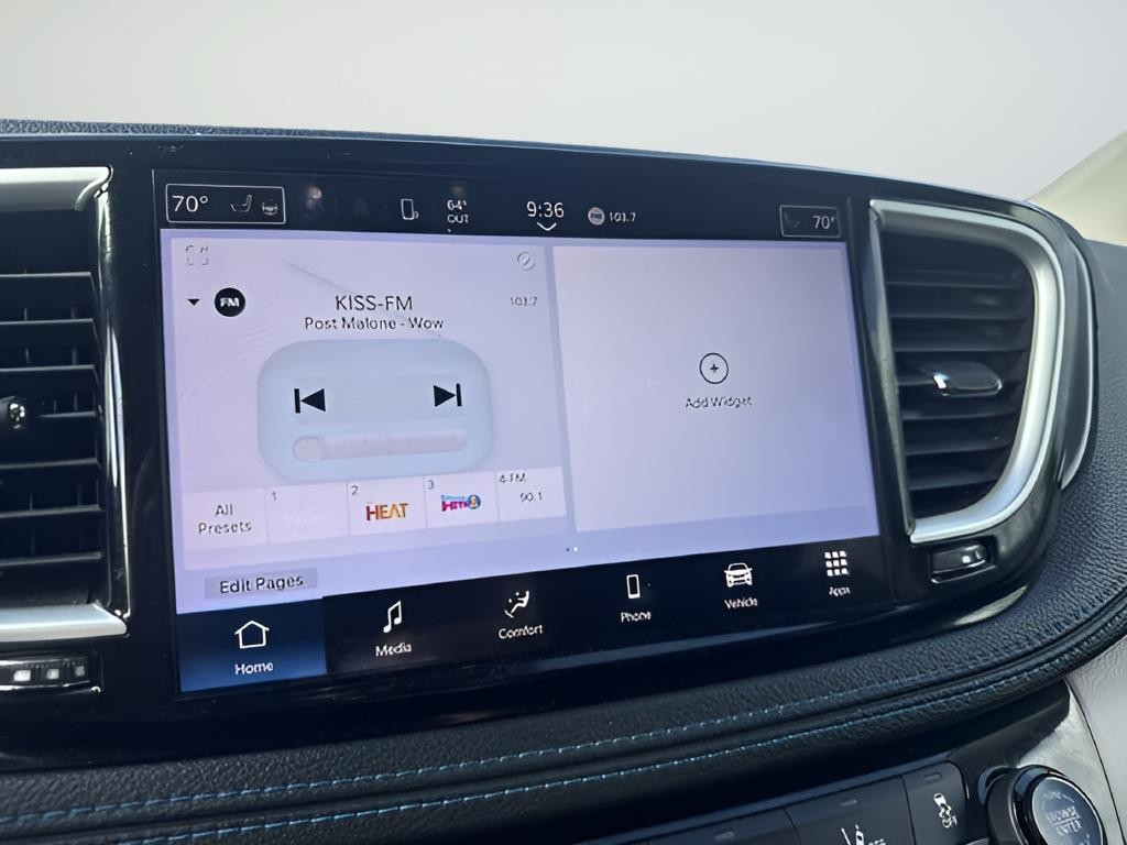 Chrysler Pacifica Vehicle Full-screen Gallery Image 15