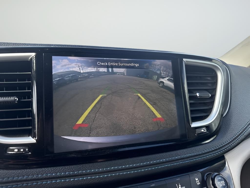 Chrysler Pacifica Vehicle Full-screen Gallery Image 16