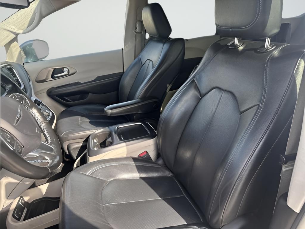 Chrysler Pacifica Vehicle Full-screen Gallery Image 18