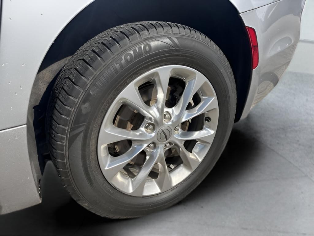 Chrysler Pacifica Vehicle Full-screen Gallery Image 19