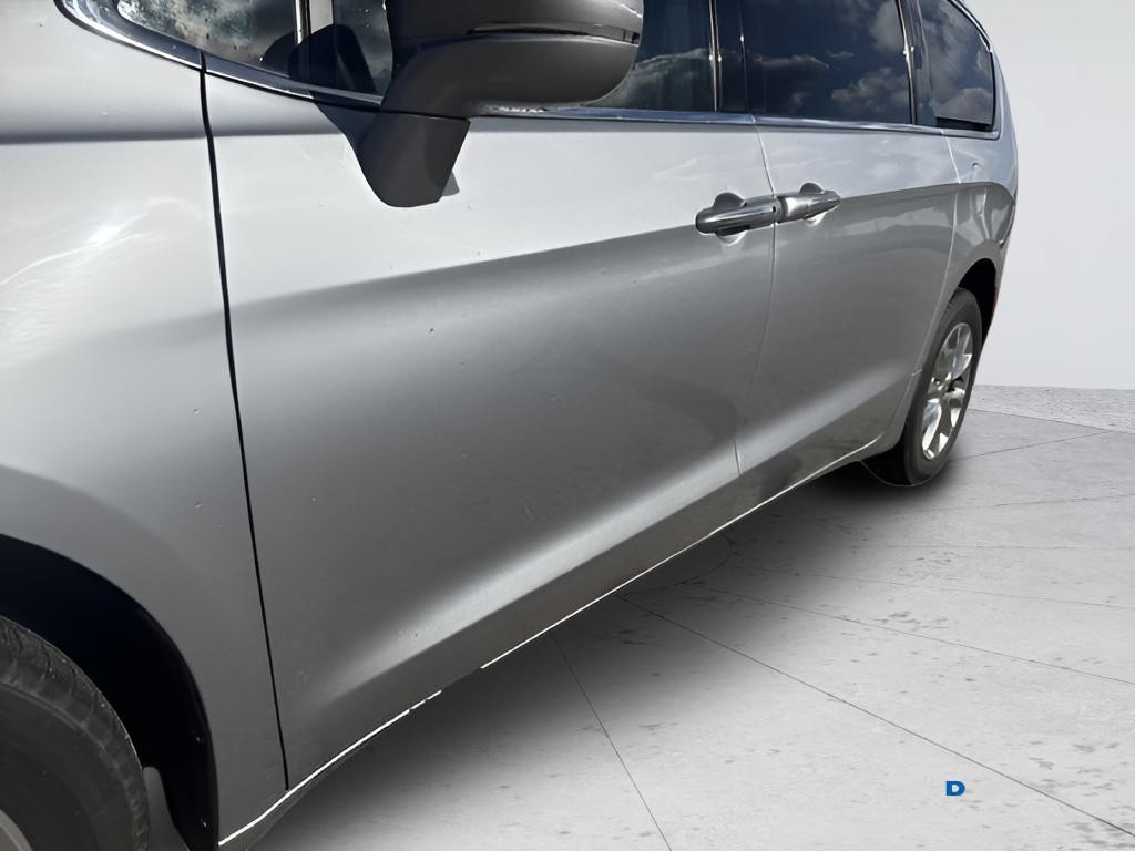 Chrysler Pacifica Vehicle Full-screen Gallery Image 22
