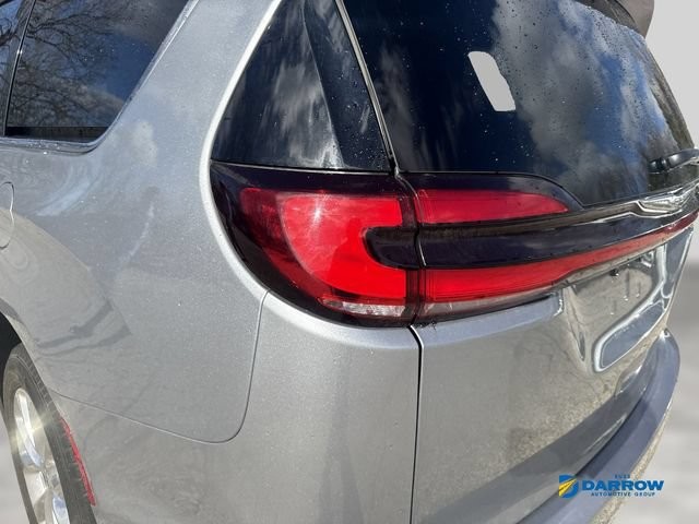 Chrysler Pacifica Vehicle Full-screen Gallery Image 23