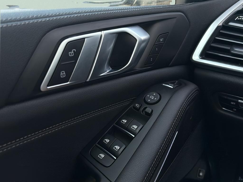 BMW X5 Vehicle Full-screen Gallery Image 10