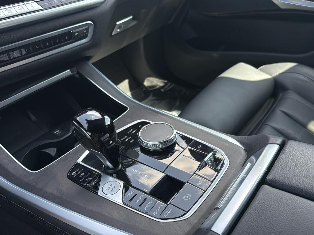 BMW X5 Vehicle Full-screen Gallery Image 12