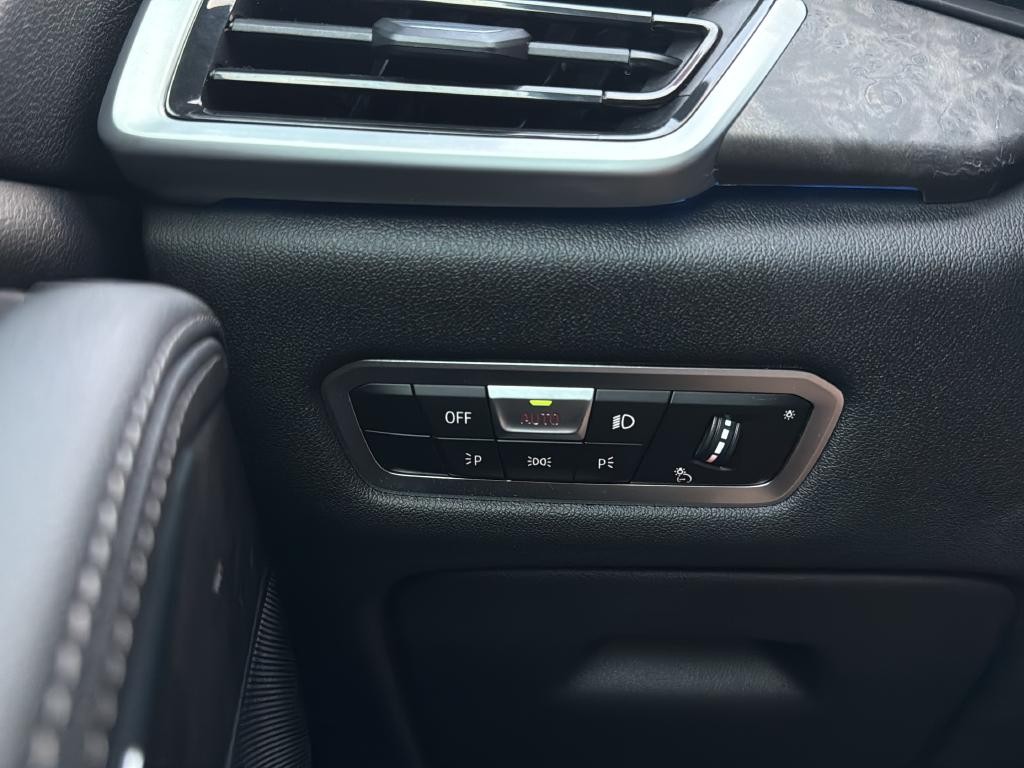 BMW X5 Vehicle Full-screen Gallery Image 14