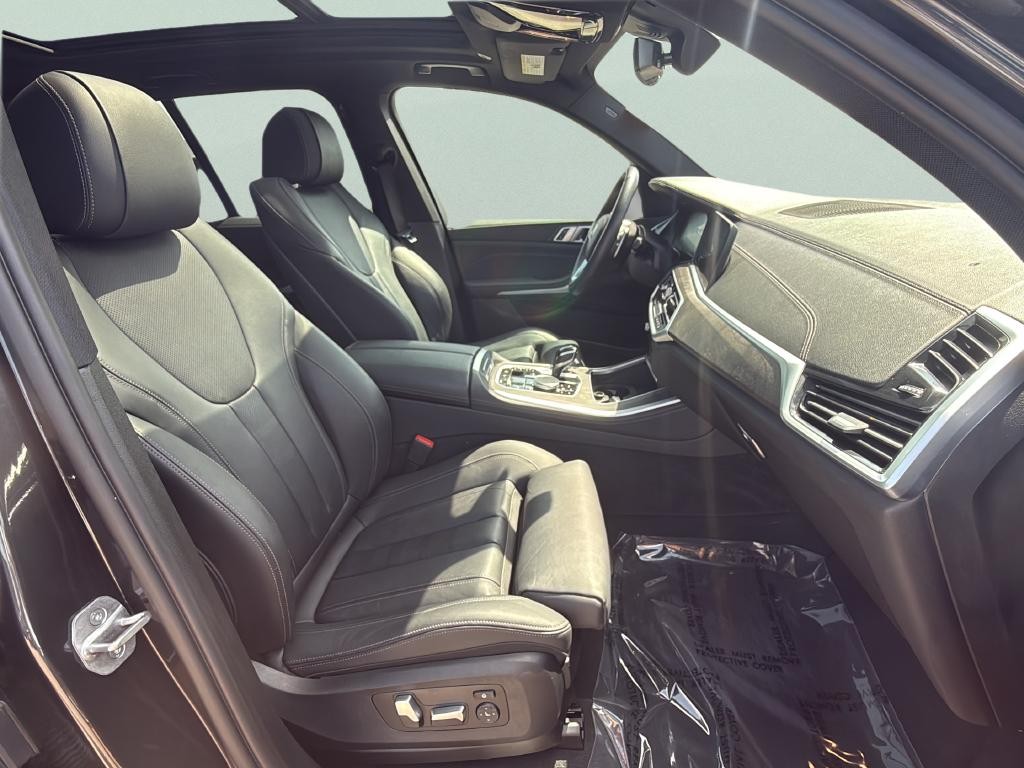 BMW X5 Vehicle Full-screen Gallery Image 16