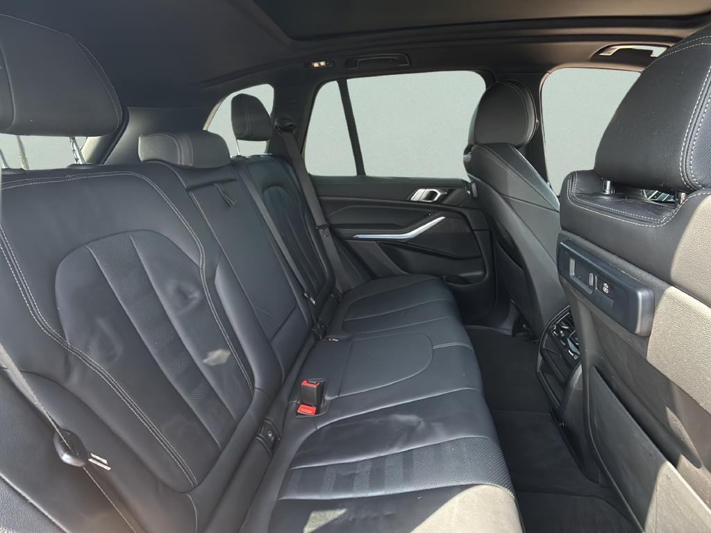 BMW X5 Vehicle Full-screen Gallery Image 17