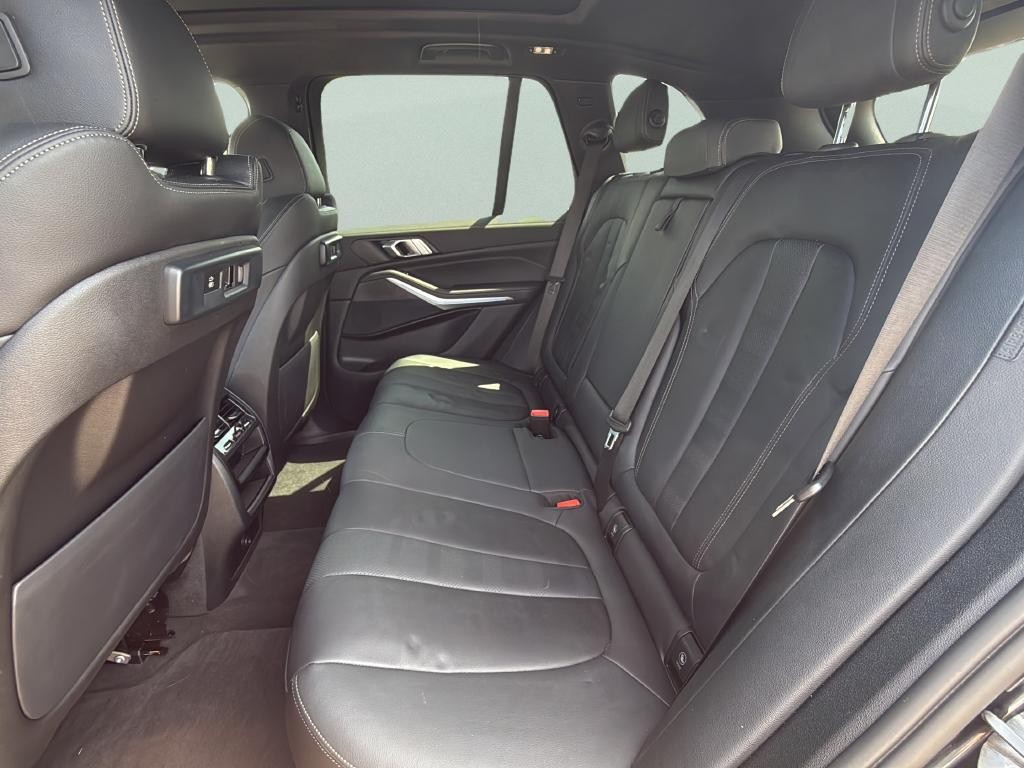 BMW X5 Vehicle Full-screen Gallery Image 22