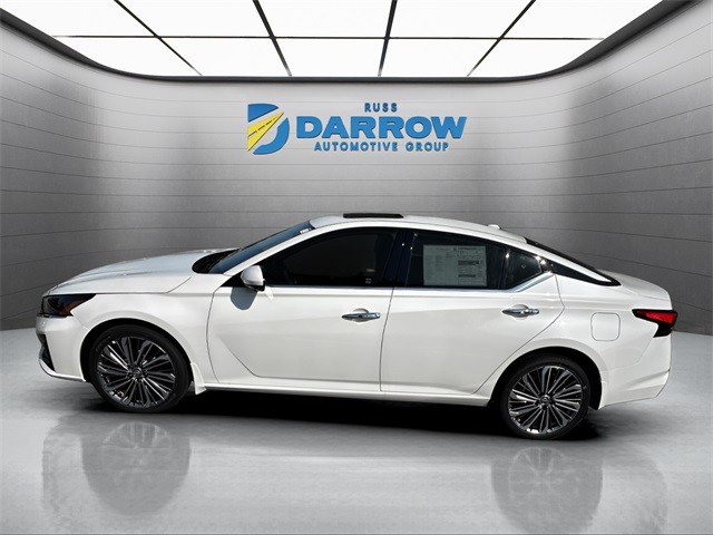 Nissan Altima Vehicle Full-screen Gallery Image 2