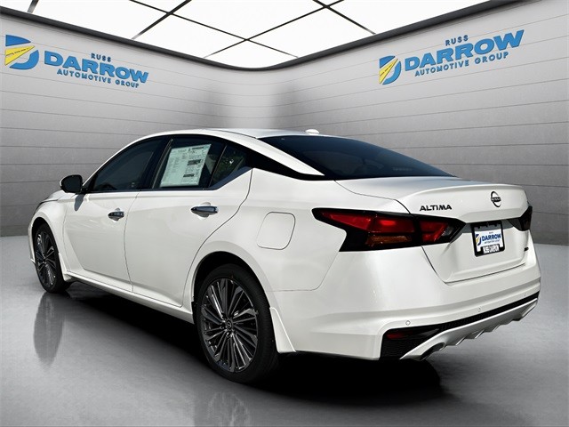 Nissan Altima Vehicle Full-screen Gallery Image 3