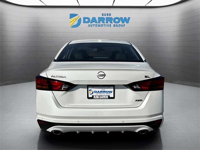Nissan Altima Vehicle Full-screen Gallery Image 4