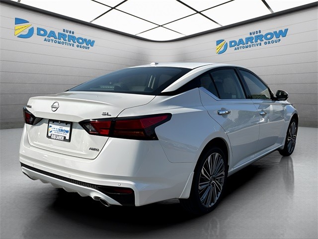 Nissan Altima Vehicle Full-screen Gallery Image 5