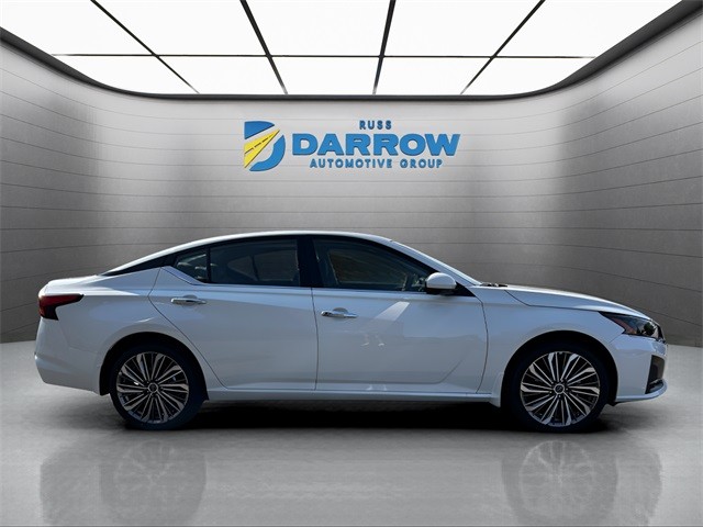 Nissan Altima Vehicle Full-screen Gallery Image 6