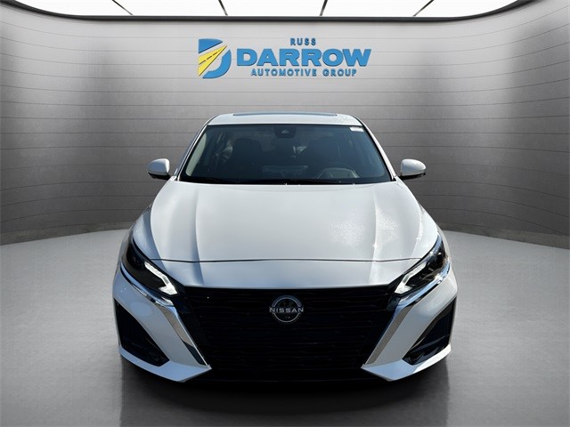 Nissan Altima Vehicle Full-screen Gallery Image 8