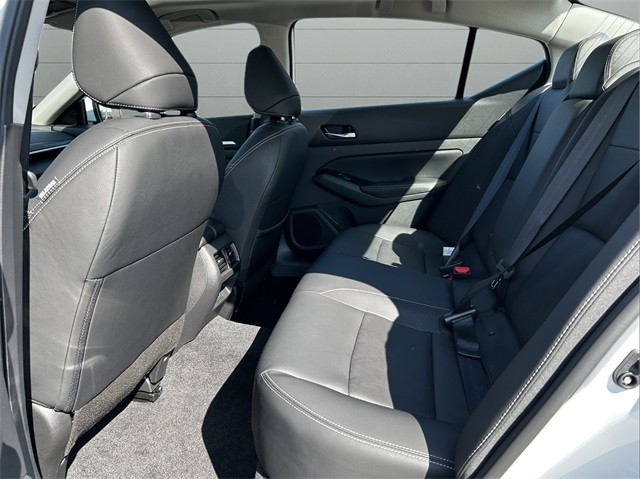 Nissan Altima Vehicle Full-screen Gallery Image 9