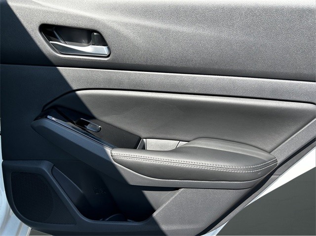 Nissan Altima Vehicle Full-screen Gallery Image 10