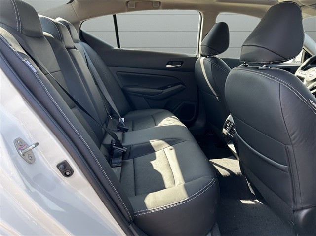 Nissan Altima Vehicle Full-screen Gallery Image 11