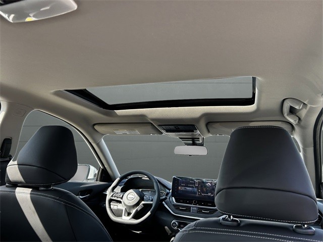 Nissan Altima Vehicle Full-screen Gallery Image 12