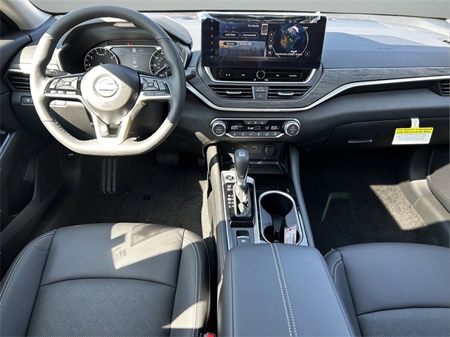 Nissan Altima Vehicle Full-screen Gallery Image 13