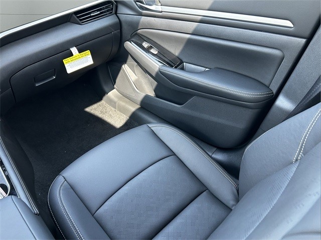 Nissan Altima Vehicle Full-screen Gallery Image 14