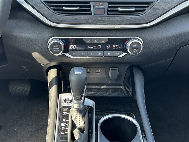 Nissan Altima Vehicle Full-screen Gallery Image 16