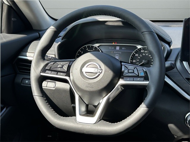 Nissan Altima Vehicle Full-screen Gallery Image 17