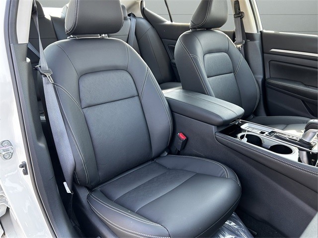 Nissan Altima Vehicle Full-screen Gallery Image 19