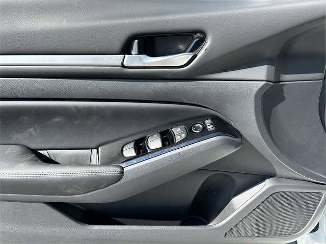 Nissan Altima Vehicle Full-screen Gallery Image 20